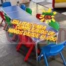 Sillas y mesas pequenas