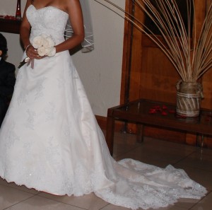 Cary Anuncios gratis en &Ntilde;u&ntilde;oa |  Vestido de novia talla 38, 40 Hermoso, dise&ntilde;o fuera de lo com&uacute;n, Hermoso vestido de novia color dorado, $500.000 conversable