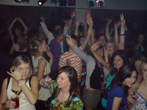 Anuncios gratis en Santiago |  Fiestas en casa dj a domicilio fiesta de los 80., Dj para fiestas, m&uacute;sica para fiestas, iluminaci&oacute;n amplificaci&oacute;n para fiesta