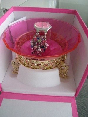 Karin Yanine Anuncios gratis en San Bernardo |  Reloj Exclusivo Swatch Over Charm (Manish Arora ) , Completamente nuevo.