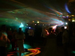 Iluminacion Laser Anuncios gratis en Santiago |  Fiestas en casa dj para fiestas a domicilio fiesta de los 80, reggaeton salsa musica para matrimonios 80 90  Eurobeat iluminacion para fi