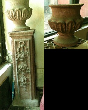 Tat&aacute;n Gomez Anuncios gratis en La Reina |  Pedestal y dos jarrones de piedra tallada $65.000, Pedestal de piedra tallada y 2 jarrones de piedra tallada